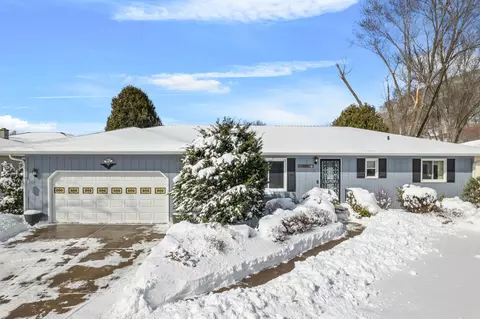 244 Edgeview Dr, Rollingstone, MN 55969