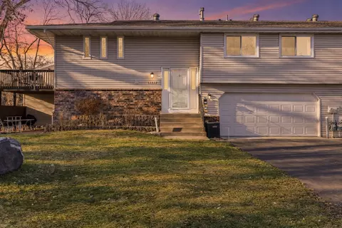 12222 Oak Leaf Cir, Burnsville, MN 55337