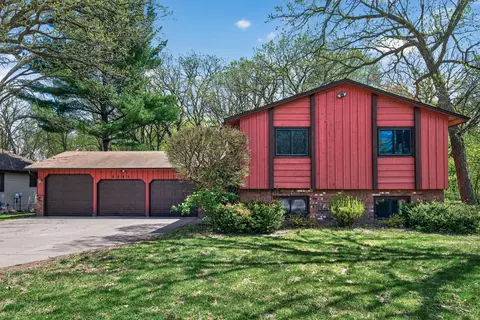 8285 Pleasant View Dr, Mounds View, MN 55112