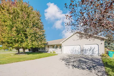 302 Fairway Dr, Casselton, ND 58012