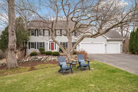 8595 Drake Ct, Chanhassen, MN 55317