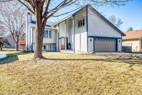 11926 Summerset Ln, Burnsville, MN 55337