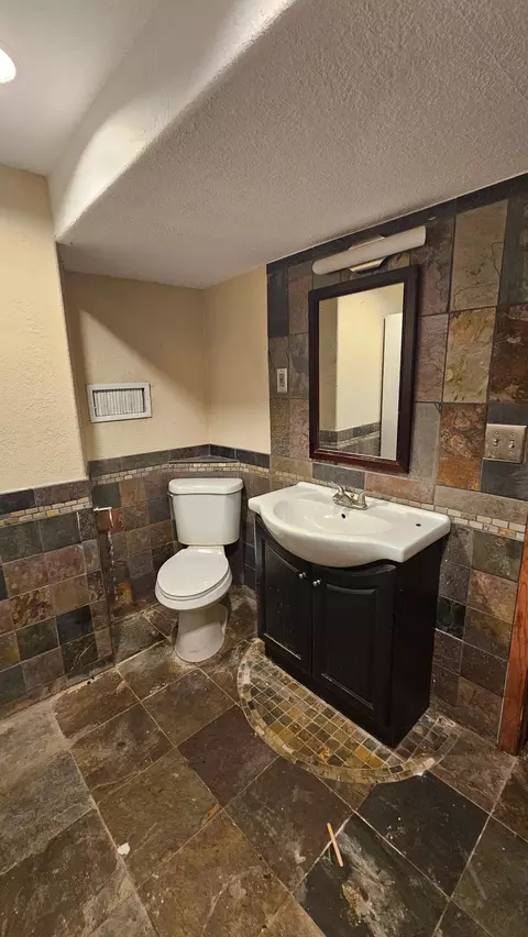 Bath - 175 Juniper Ln, Apple Valley, MN 55124 photo 4 of 4