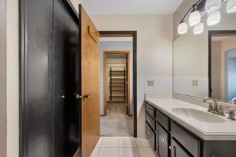 Bath - 2505 Geranium Ave E, Maplewood, MN 55119 photo 2 of 4