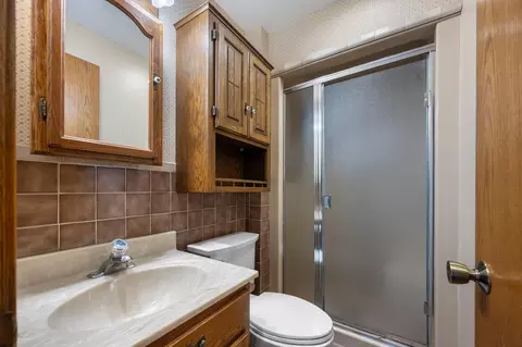 Bath - 2505 Geranium Ave E, Maplewood, MN 55119 photo 4 of 4