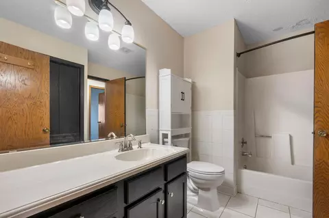 Bath - 2505 Geranium Ave E, Maplewood, MN 55119 photo 3 of 4