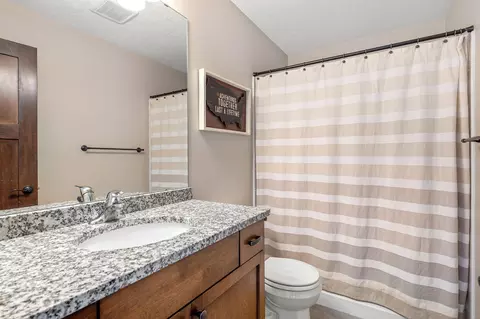 Bath - 2013 12th Ave NE, Austin, MN 55912 photo 1 of 5