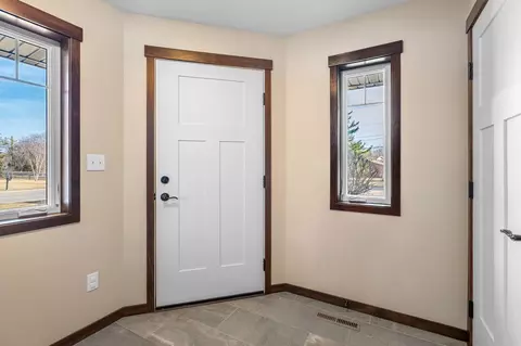 Entry Way - 2013 12th Ave NE, Austin, MN 55912 photo 1 of 3