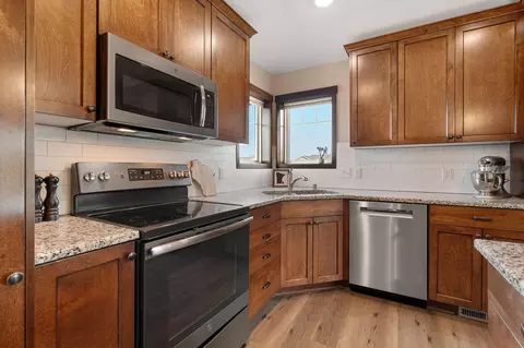 Kitchen - 2013 12th Ave NE, Austin, MN 55912 photo 5 of 10