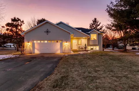1431 Hazelcrest Dr, Hudson, WI 54016