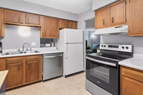 3772 Red Robin Ln, Eagan, MN 55122 photo 2