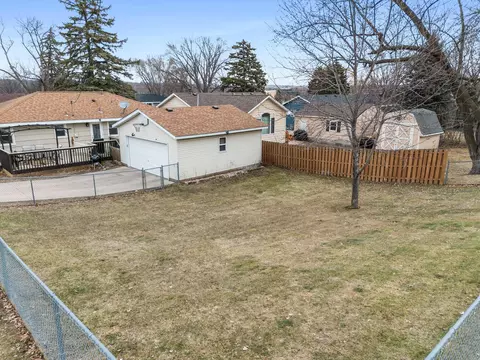 Exterior - 902 7th Ave E, Shakopee, MN 55379 photo 7 of 9