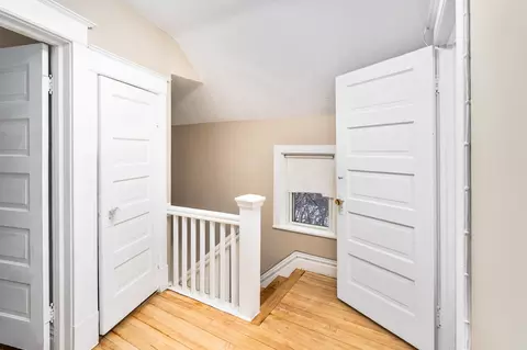 Entry Way - 706 E 11th St, Duluth, MN 55805 photo 2 of 2