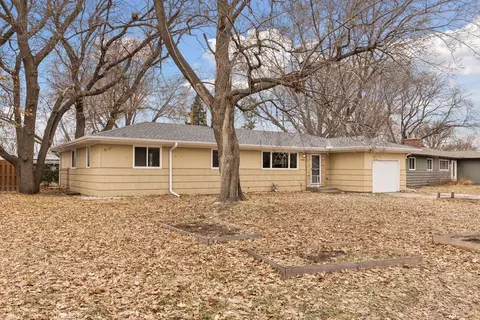 3011 Asbury St, Roseville, MN 55113