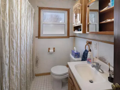 Bath - 1233 Parallel St, Chaska, MN 55318 photo 1 of 1