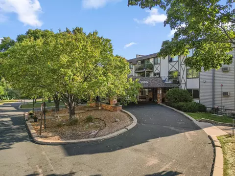1304 W Medicine Lake Dr #323, Plymouth, MN 55441