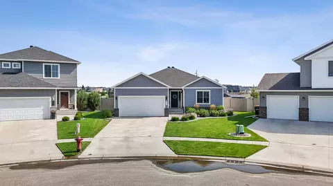 909 Ashley Dr W, West Fargo, ND 58078