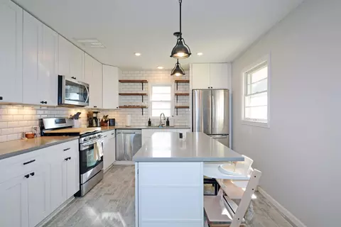 911 Sunnyview Ln, Minnetonka, MN 55305
