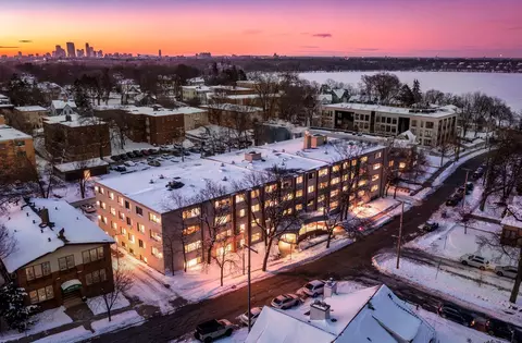 2700 W 44th St #403, Minneapolis, MN 55410