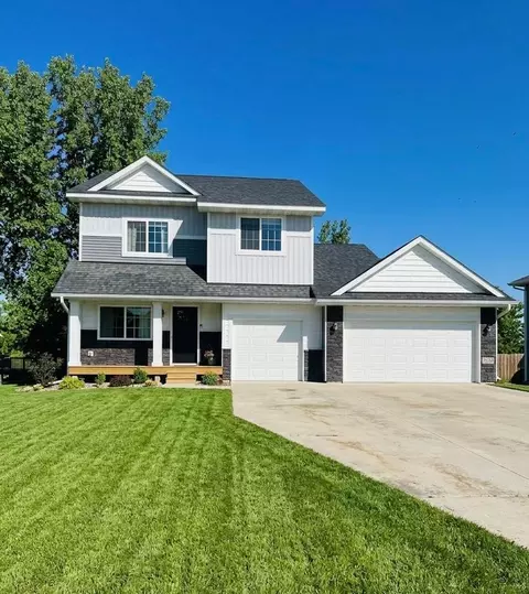 1124 Woodland Dr, Howard Lake, MN 55349