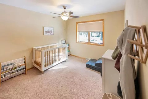 Bedroom - 5150 Lindahl Rd, Duluth, MN 55811 photo 5 of 6
