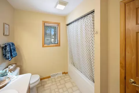 Bath - 5150 Lindahl Rd, Duluth, MN 55811 photo 2 of 4
