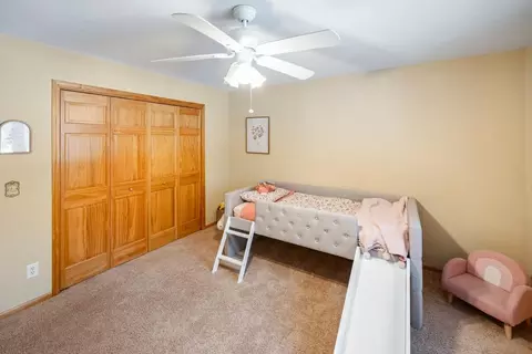 Bedroom - 5150 Lindahl Rd, Duluth, MN 55811 photo 2 of 6
