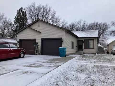 906 5th St SW, Waseca, MN 56093