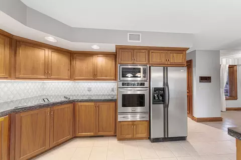 Kitchen - 24 Greenhaven Bay, Faribault, MN 55021 photo 7 of 9