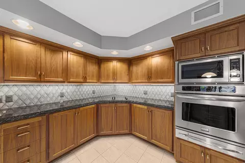 Kitchen - 24 Greenhaven Bay, Faribault, MN 55021 photo 6 of 9