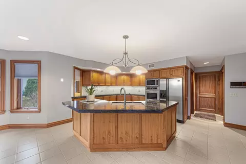 Kitchen - 24 Greenhaven Bay, Faribault, MN 55021 photo 3 of 9