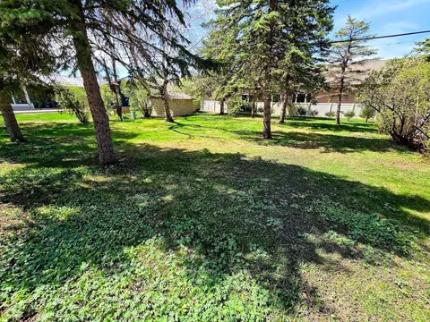 Exterior - 910 3rd Ave SW, Pipestone, MN 56164 photo 7 of 9