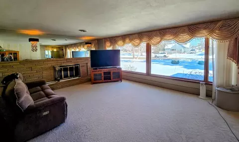Living - 910 3rd Ave SW, Pipestone, MN 56164 photo 2 of 4