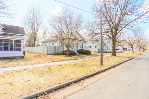 522 E Walnut St, River Falls, WI 54022