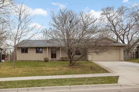 946 Redwood Dr, Apple Valley, MN 55124