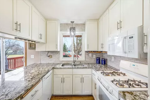 Kitchen - 1487 Meadow Ln, Maple Plain, MN 55359 photo 3 of 4