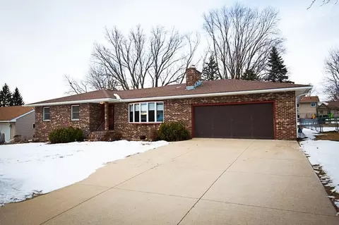 228 E 12th St, Zumbrota, MN 55992