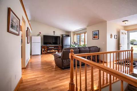 1242 Myrtle St N, Maplewood, MN 55119