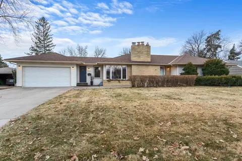5009 W 56th St, Edina, MN 55436