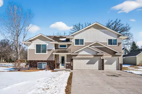 39584 Oak Park Trl, North Branch, MN 55056