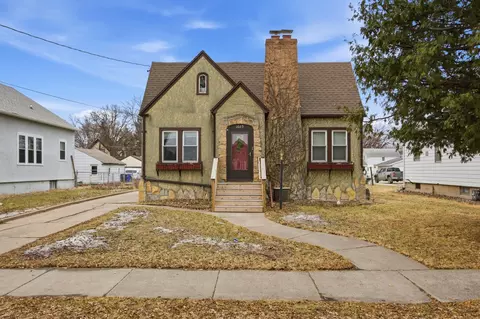 1025 14th St N, Fargo, ND 58102