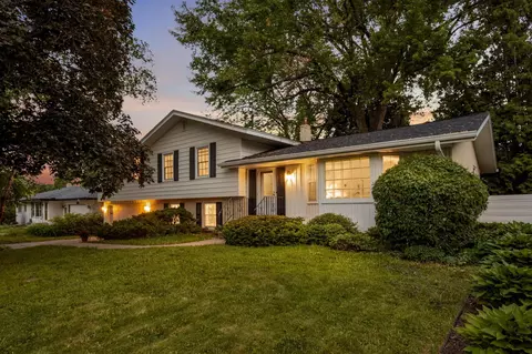 1740 Stanbridge Ave, Roseville, MN 55113