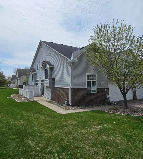 2711 Mallard Dr, Woodbury, MN 55125