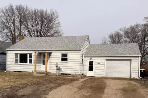 1968 River Rd, Windom, MN 56101