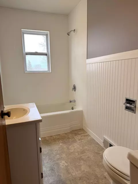 Bath - 1968 River Rd, Windom, MN 56101 photo 1 of 2