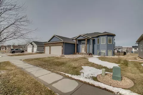 1610 42nd Ave S, Moorhead, MN 56560
