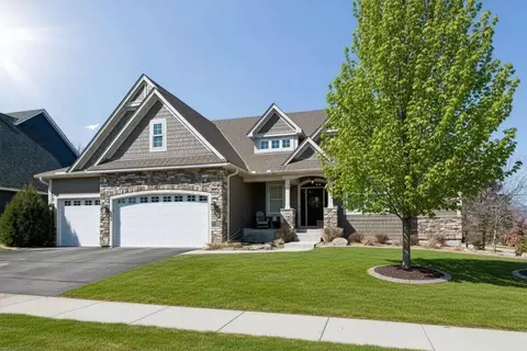9264 Hawkcrest Ct, Chanhassen, MN 55317