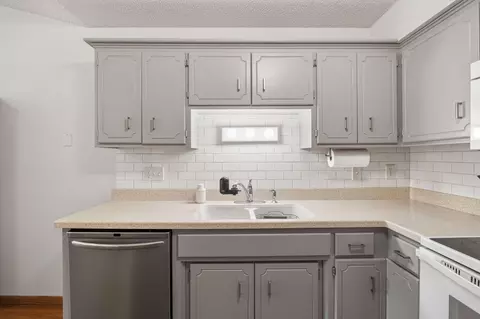 Kitchen - 3 Oak Leaf Ln, Circle Pines, MN 55014 photo 3 of 4