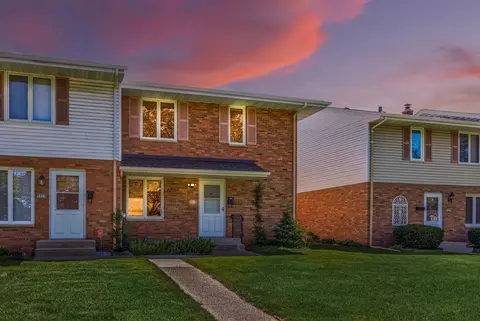 2010 Arkwright St, Maplewood, MN 55117
