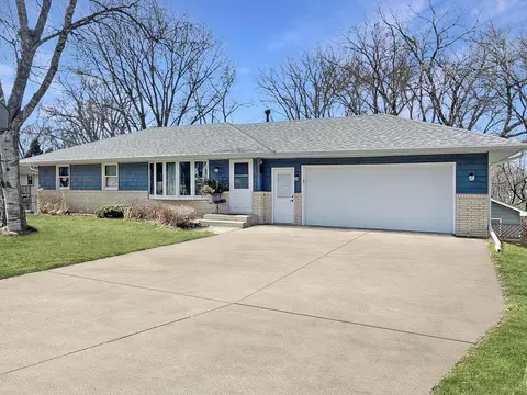 479 Centennial Dr, Roseville, MN 55113